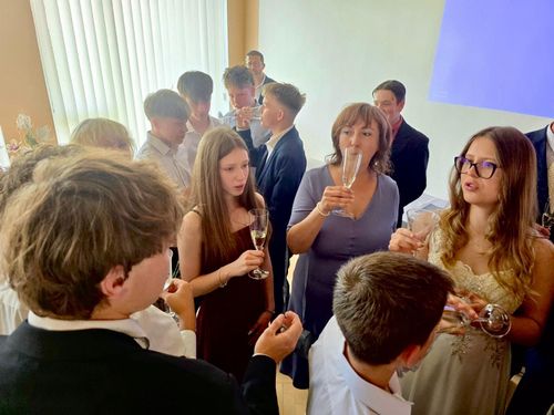 SLAVNOSTNĚ JSME SE ROZLOUČILI S NAŠIMI ABSOLVENTY 9. TŘÍDY  