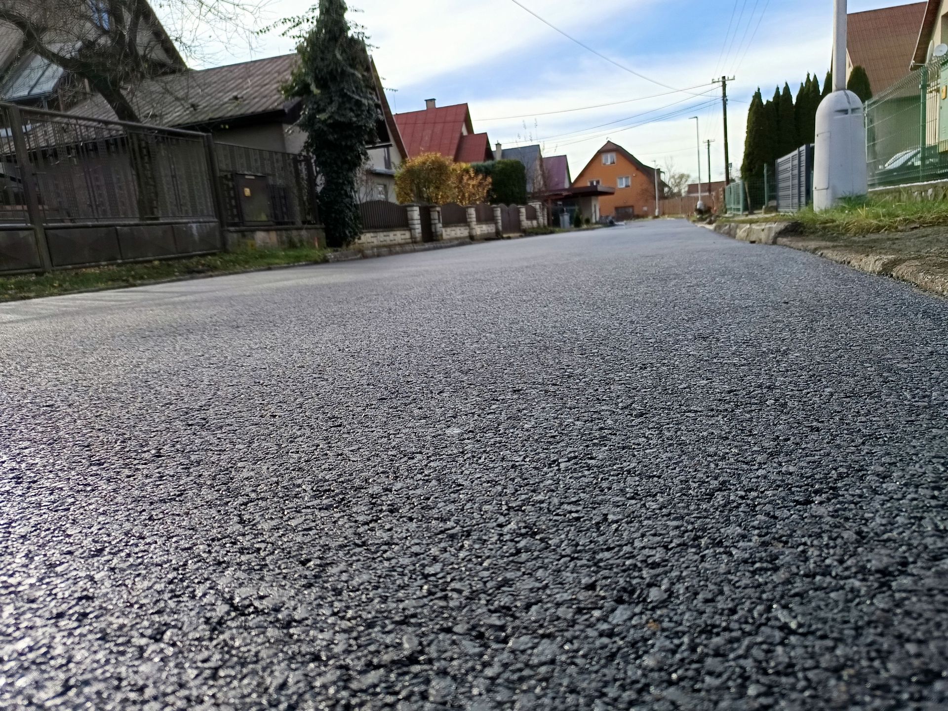 Místní komunikace v Karolince: nový asfalt a lepší cesty do zimy